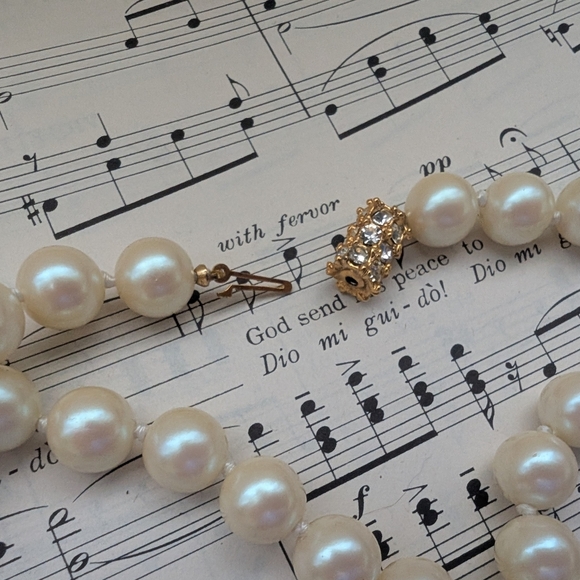 Faux Pearl and Red Green Beaded Necklace - Picture 8 of 9